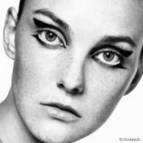 Carol Trentini aparece com os olhos delineados em diferentes estilos, incluindo o flipside, no editorial de beleza da revista Vogue Russia de mar?o de 2015